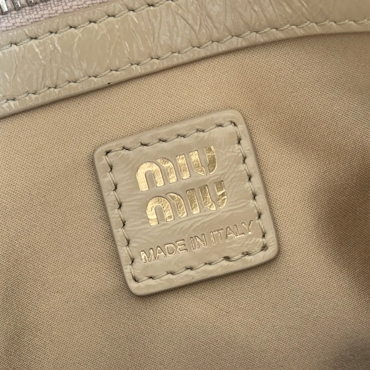 P1860💋💋💋【Original leather configuration counter complete package】 5BA327 Miu Miu 26SS RIBBON early spring handbag classic. When I see it, I think of the classic of the first generation of miu. When a pair of wings decide to perch on the shoulders of history and the present at the same time, the real classic will always grow at both ends of time. The ancient silver buckle locks the unfaded gilt dream. Hard shell motorcycle bag + bow tie These two incompatible people collided together, but there was no sense of disharmony. They were a bit motorcycle and a bit cute. They were both sweet and sassy at the same time. They were very light in weight. Made of shiny cow leather. Size: 28*15*22cm.