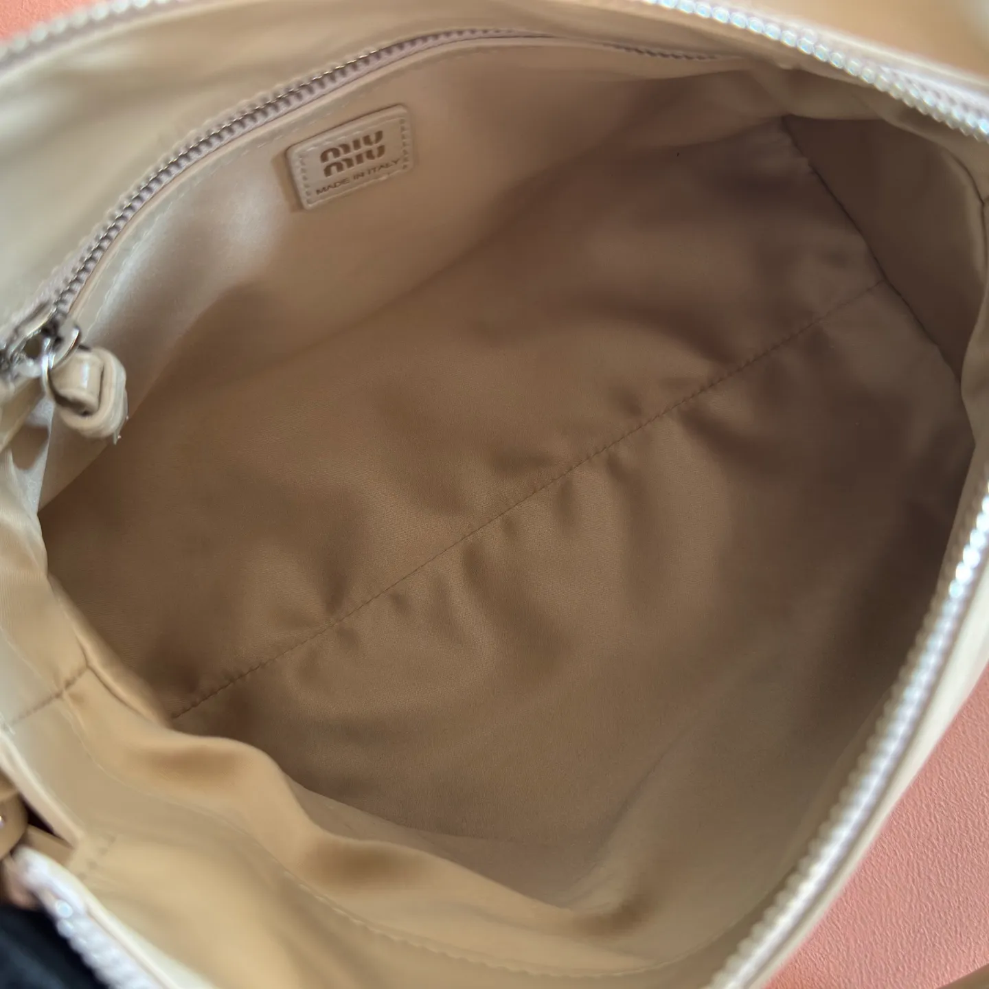 P1860💋💋💋【Original leather configuration counter complete package】 5BA327 Miu Miu 26SS RIBBON early spring handbag classic. When I see it, I think of the classic of the first generation of miu. When a pair of wings decide to perch on the shoulders of history and the present at the same time, the real classic will always grow at both ends of time. The ancient silver buckle locks the unfaded gilt dream. Hard shell motorcycle bag + bow tie These two incompatible people collided together, but there was no sense of disharmony. They were a bit motorcycle and a bit cute. They were both sweet and sassy at the same time. They were very light in weight. Made of shiny cow leather. Size: 28*15*22cm.