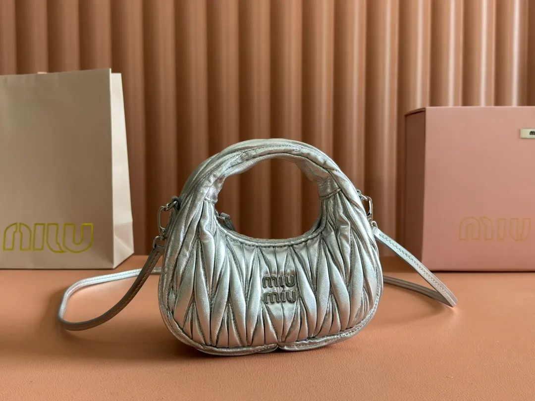 p1460💋💋💋 Equipped with a full set of packaging at the counter [Special grade hardware original leather] Wander Matelasse sheepskin Hobo mini handbag/crossbody bag ~ The silver sheepskin Wander handbag has become one of the classic accessories. This mini handbag is made of Matalasse sheep leather, using exquisite craftsmanship to create a three-dimensional effect, showing exquisite elegance. Presenting the Hobo bag style, blending retro style and modern elegance, it has become a new synonym for modern femininity. ～Golden hardware ～Zipper closure ～Metal lettering logo on the front ～Cotton satin lining Size: W17.5×H14×D5.5cm Number: 5BP156