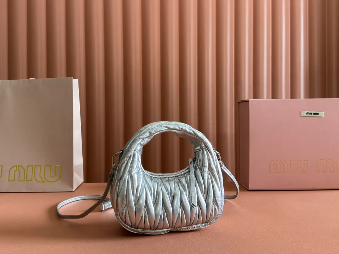 p1460💋💋💋 Equipped with a full set of packaging at the counter [Special grade hardware original leather] Wander Matelasse sheepskin Hobo mini handbag/crossbody bag ~ The silver sheepskin Wander handbag has become one of the classic accessories. This mini handbag is made of Matalasse sheep leather, using exquisite craftsmanship to create a three-dimensional effect, showing exquisite elegance. Presenting the Hobo bag style, blending retro style and modern elegance, it has become a new synonym for modern femininity. ～Golden hardware ～Zipper closure ～Metal lettering logo on the front ～Cotton satin lining Size: W17.5×H14×D5.5cm Number: 5BP156