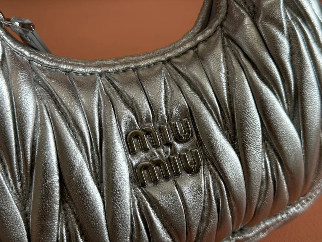 p1460💋💋💋 Equipped with a full set of packaging at the counter [Special grade hardware original leather] Wander Matelasse sheepskin Hobo mini handbag/crossbody bag ~ The silver sheepskin Wander handbag has become one of the classic accessories. This mini handbag is made of Matalasse sheep leather, using exquisite craftsmanship to create a three-dimensional effect, showing exquisite elegance. Presenting the Hobo bag style, blending retro style and modern elegance, it has become a new synonym for modern femininity. ～Golden hardware ～Zipper closure ～Metal lettering logo on the front ～Cotton satin lining Size: W17.5×H14×D5.5cm Number: 5BP156