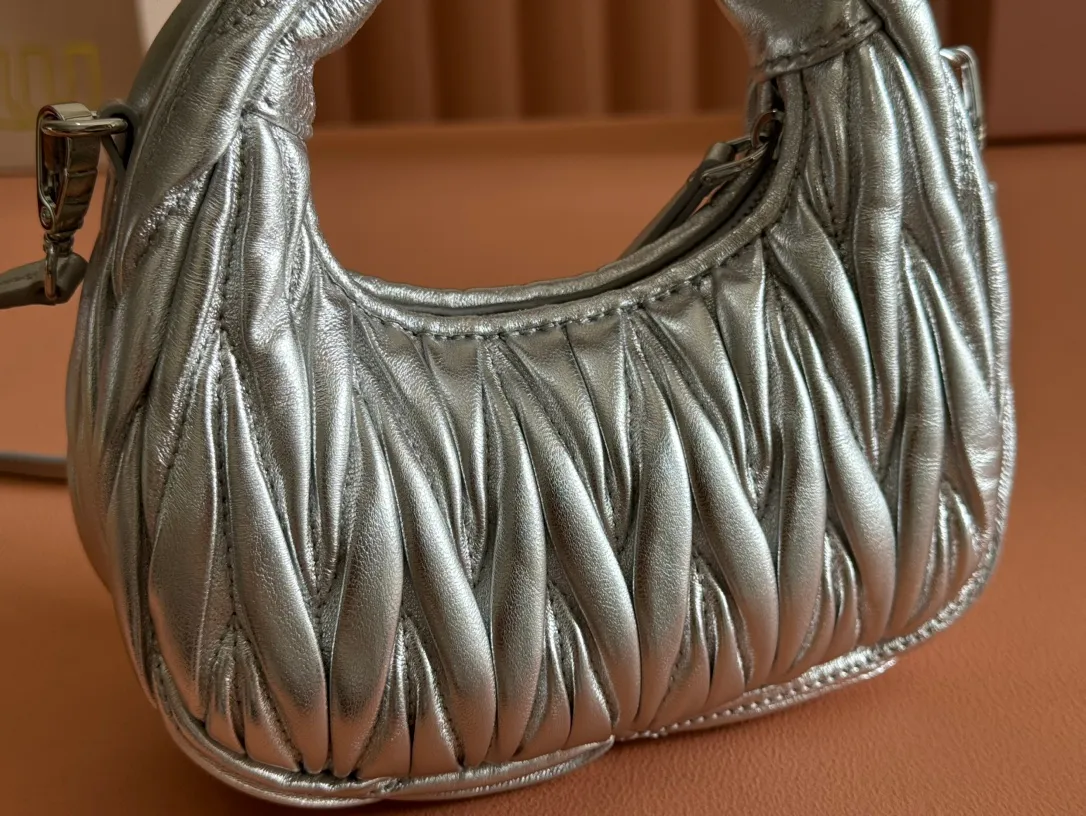 p1460💋💋💋 Equipped with a full set of packaging at the counter [Special grade hardware original leather] Wander Matelasse sheepskin Hobo mini handbag/crossbody bag ~ The silver sheepskin Wander handbag has become one of the classic accessories. This mini handbag is made of Matalasse sheep leather, using exquisite craftsmanship to create a three-dimensional effect, showing exquisite elegance. Presenting the Hobo bag style, blending retro style and modern elegance, it has become a new synonym for modern femininity. ～Golden hardware ～Zipper closure ～Metal lettering logo on the front ～Cotton satin lining Size: W17.5×H14×D5.5cm Number: 5BP156