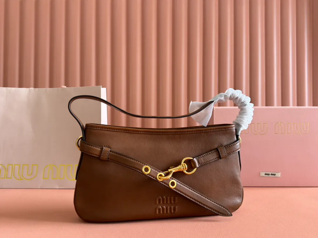p1700. 💋💋💋"With full set of original counter packaging" [New product] New popular underarm second-hand bag, made of new soft fat sheepskin, soft and high-grade leather. This Aventure leather handbag is inspired by the 2009 M series archival design. The structure has been adjusted to reinterpret the unique shape and give it a new personality. It is decorated with embossed letter logo and adds iconic elements. Retro gold hardware, linen blend lining, internal zipper pocket, long wrist suitable for hand carry or shoulder Model: 5BC182. Size 33x19x5cm Color: brown/original leather. Made in Italy