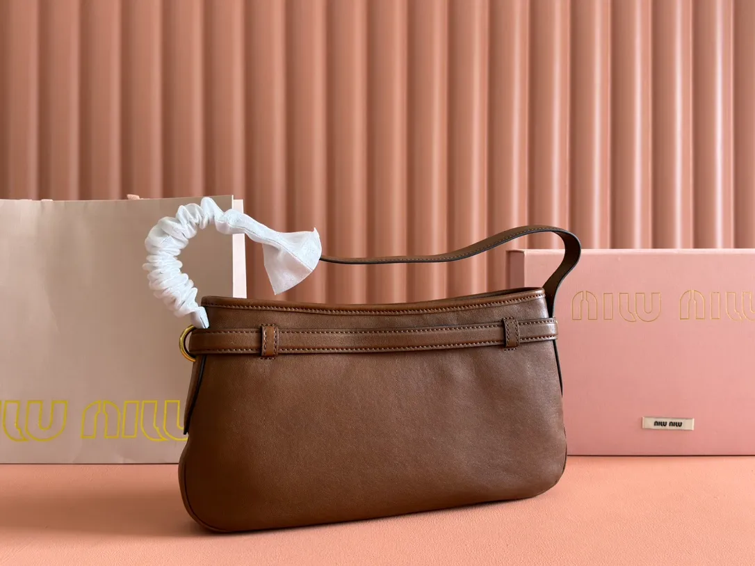 p1700. 💋💋💋"With full set of original counter packaging" [New product] New popular underarm second-hand bag, made of new soft fat sheepskin, soft and high-grade leather. This Aventure leather handbag is inspired by the 2009 M series archival design. The structure has been adjusted to reinterpret the unique shape and give it a new personality. It is decorated with embossed letter logo and adds iconic elements. Retro gold hardware, linen blend lining, internal zipper pocket, long wrist suitable for hand carry or shoulder Model: 5BC182. Size 33x19x5cm Color: brown/original leather. Made in Italy