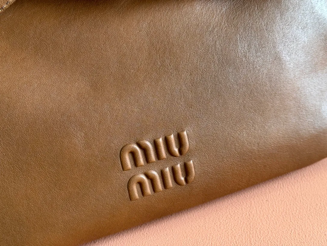 p1700. 💋💋💋"With full set of original counter packaging" [New product] New popular underarm second-hand bag, made of new soft fat sheepskin, soft and high-grade leather. This Aventure leather handbag is inspired by the 2009 M series archival design. The structure has been adjusted to reinterpret the unique shape and give it a new personality. It is decorated with embossed letter logo and adds iconic elements. Retro gold hardware, linen blend lining, internal zipper pocket, long wrist suitable for hand carry or shoulder Model: 5BC182. Size 33x19x5cm Color: brown/original leather. Made in Italy