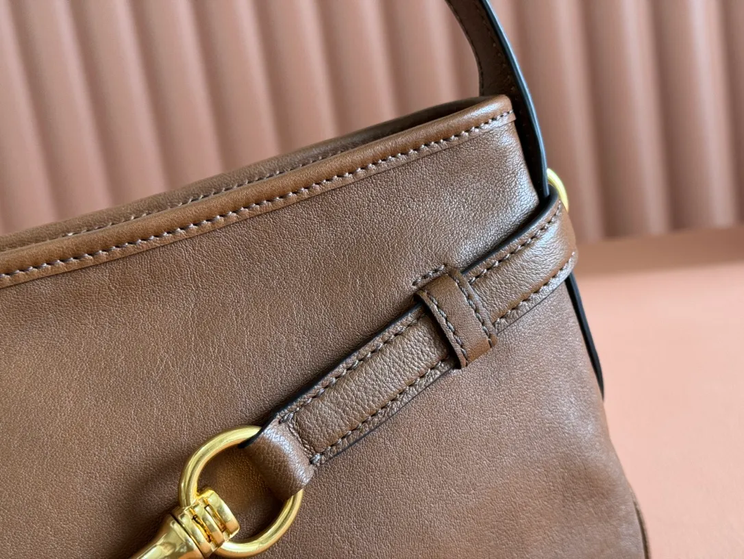 p1700. 💋💋💋"With full set of original counter packaging" [New product] New popular underarm second-hand bag, made of new soft fat sheepskin, soft and high-grade leather. This Aventure leather handbag is inspired by the 2009 M series archival design. The structure has been adjusted to reinterpret the unique shape and give it a new personality. It is decorated with embossed letter logo and adds iconic elements. Retro gold hardware, linen blend lining, internal zipper pocket, long wrist suitable for hand carry or shoulder Model: 5BC182. Size 33x19x5cm Color: brown/original leather. Made in Italy