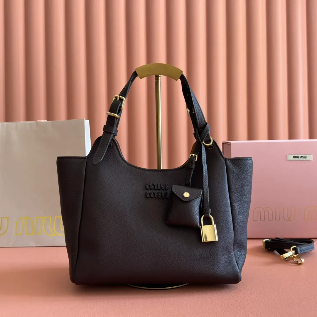 p1700💋💋💋【Full set of packaging at the counter】Miu Japanese pop-up tote bag, top-grade imported cowhide, high-end leather texture, elegant and retro, soft but not collapsed, with metal lock pendant, casual and lazy temperament, full of sweet and cool style, hand-sewn leather logo, details are online, suitable for commuting and shopping, practicality MAX Model: 5ba304 Dimensions: 25.5 X20 X13 cm