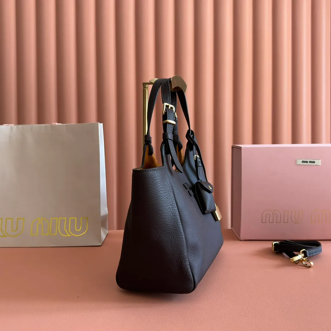 p1700💋💋💋【Full set of packaging at the counter】Miu Japanese pop-up tote bag, top-grade imported cowhide, high-end leather texture, elegant and retro, soft but not collapsed, with metal lock pendant, casual and lazy temperament, full of sweet and cool style, hand-sewn leather logo, details are online, suitable for commuting and shopping, practicality MAX Model: 5ba304 Dimensions: 25.5 X20 X13 cm