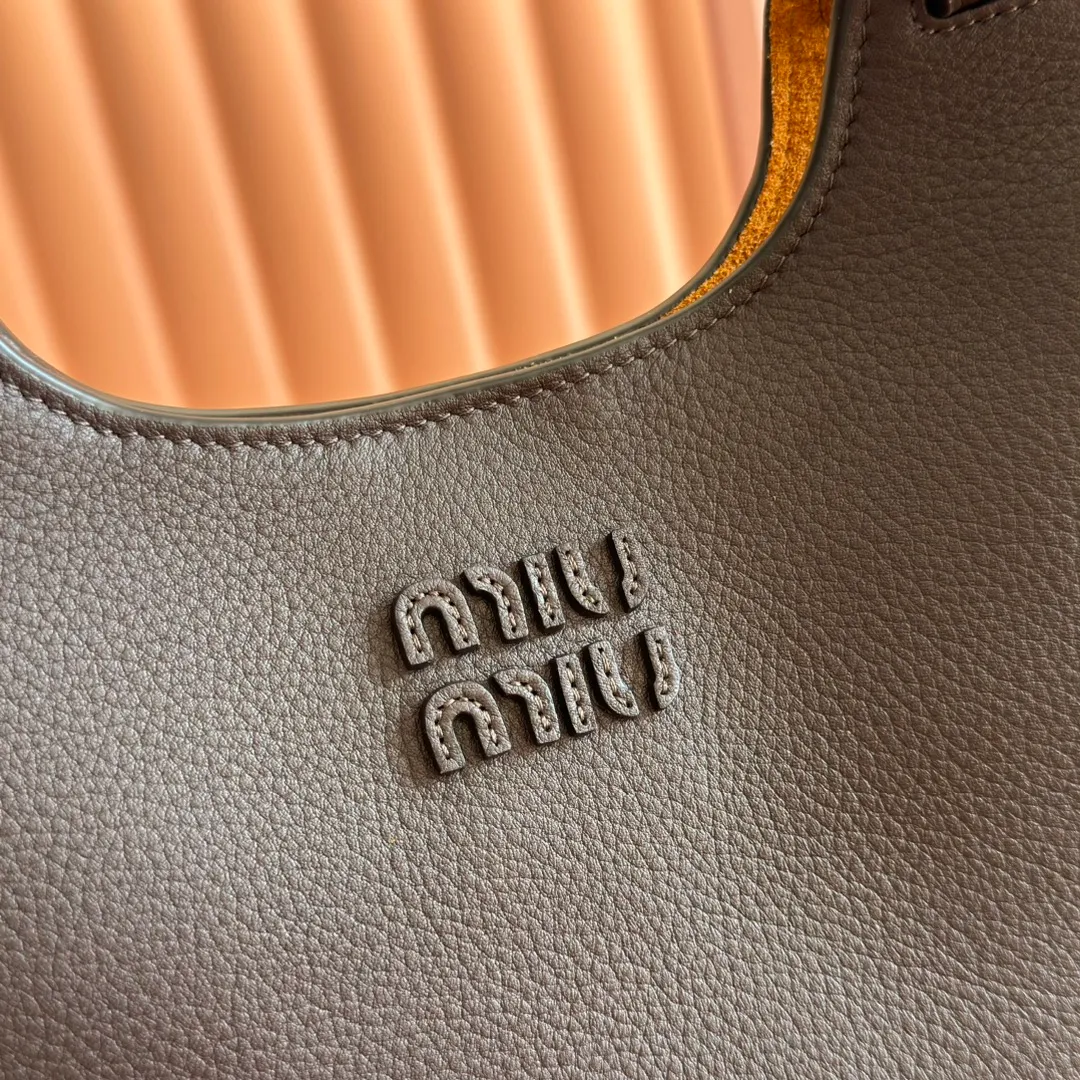 p1700💋💋💋【Full set of packaging at the counter】Miu Japanese pop-up tote bag, top-grade imported cowhide, high-end leather texture, elegant and retro, soft but not collapsed, with metal lock pendant, casual and lazy temperament, full of sweet and cool style, hand-sewn leather logo, details are online, suitable for commuting and shopping, practicality MAX Model: 5ba304 Dimensions: 25.5 X20 X13 cm