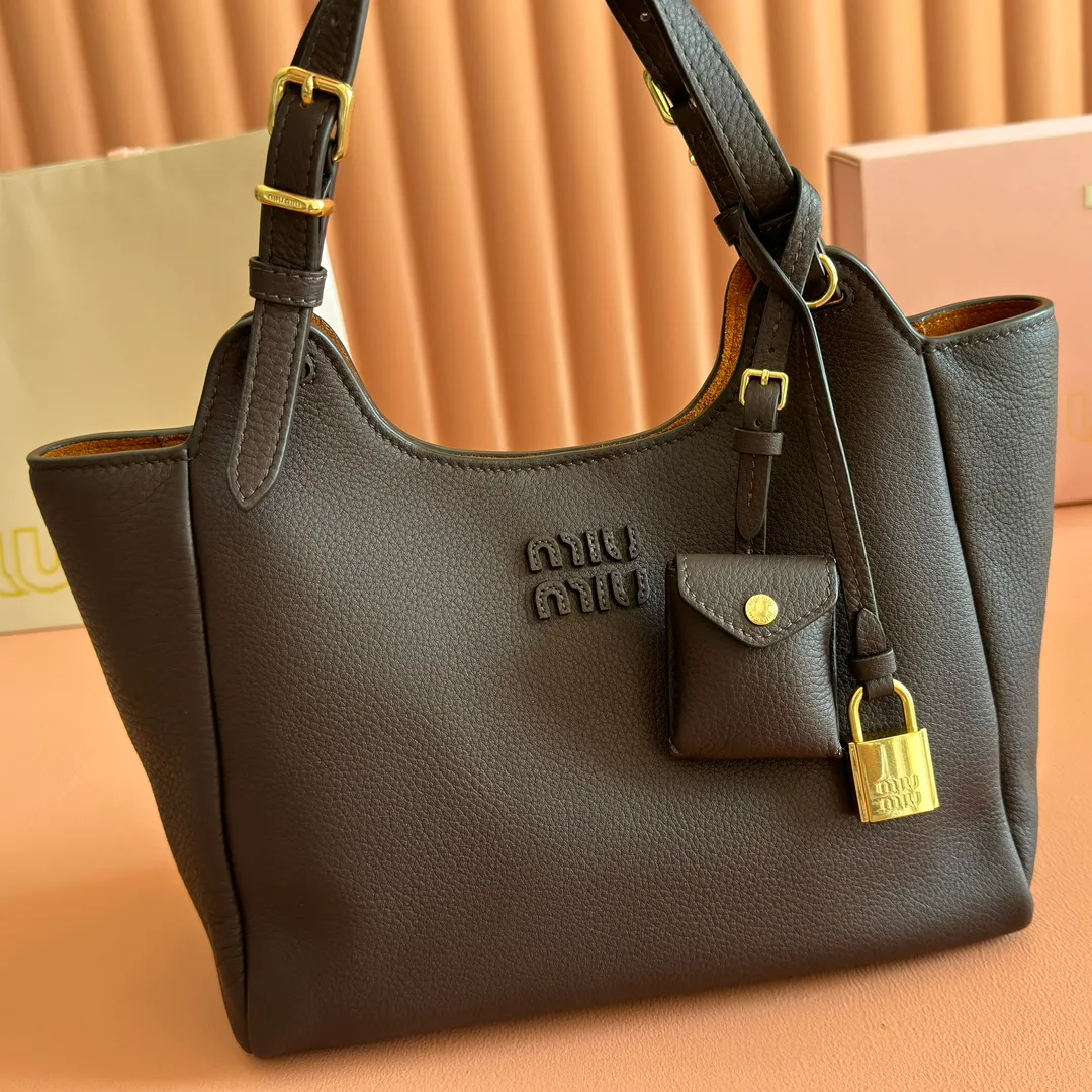 p1700💋💋💋【Full set of packaging at the counter】Miu Japanese pop-up tote bag, top-grade imported cowhide, high-end leather texture, elegant and retro, soft but not collapsed, with metal lock pendant, casual and lazy temperament, full of sweet and cool style, hand-sewn leather logo, details are online, suitable for commuting and shopping, practicality MAX Model: 5ba304 Dimensions: 25.5 X20 X13 cm