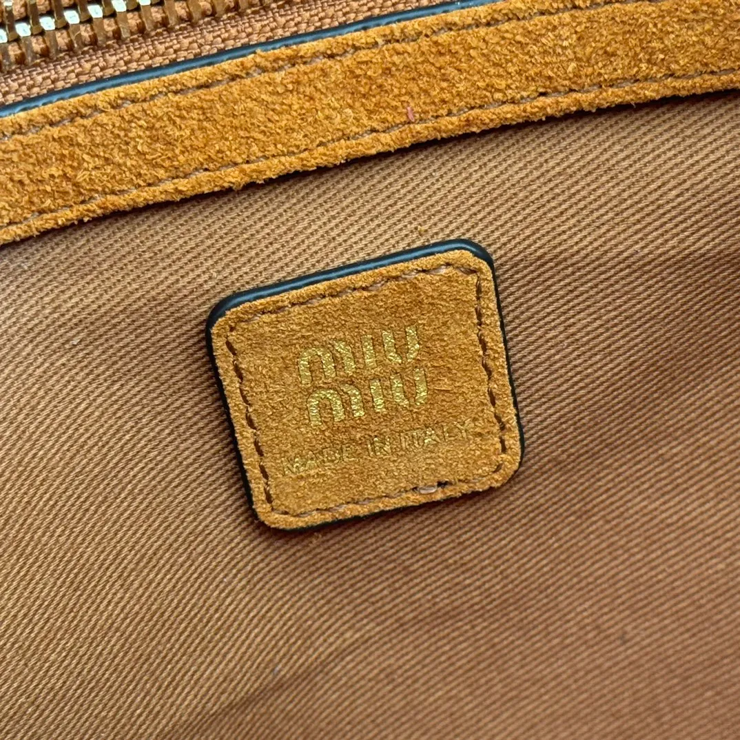 p1700💋💋💋【Full set of packaging at the counter】Miu Japanese pop-up tote bag, top-grade imported cowhide, high-end leather texture, elegant and retro, soft but not collapsed, with metal lock pendant, casual and lazy temperament, full of sweet and cool style, hand-sewn leather logo, details are online, suitable for commuting and shopping, practicality MAX Model: 5ba304 Dimensions: 25.5 X20 X13 cm