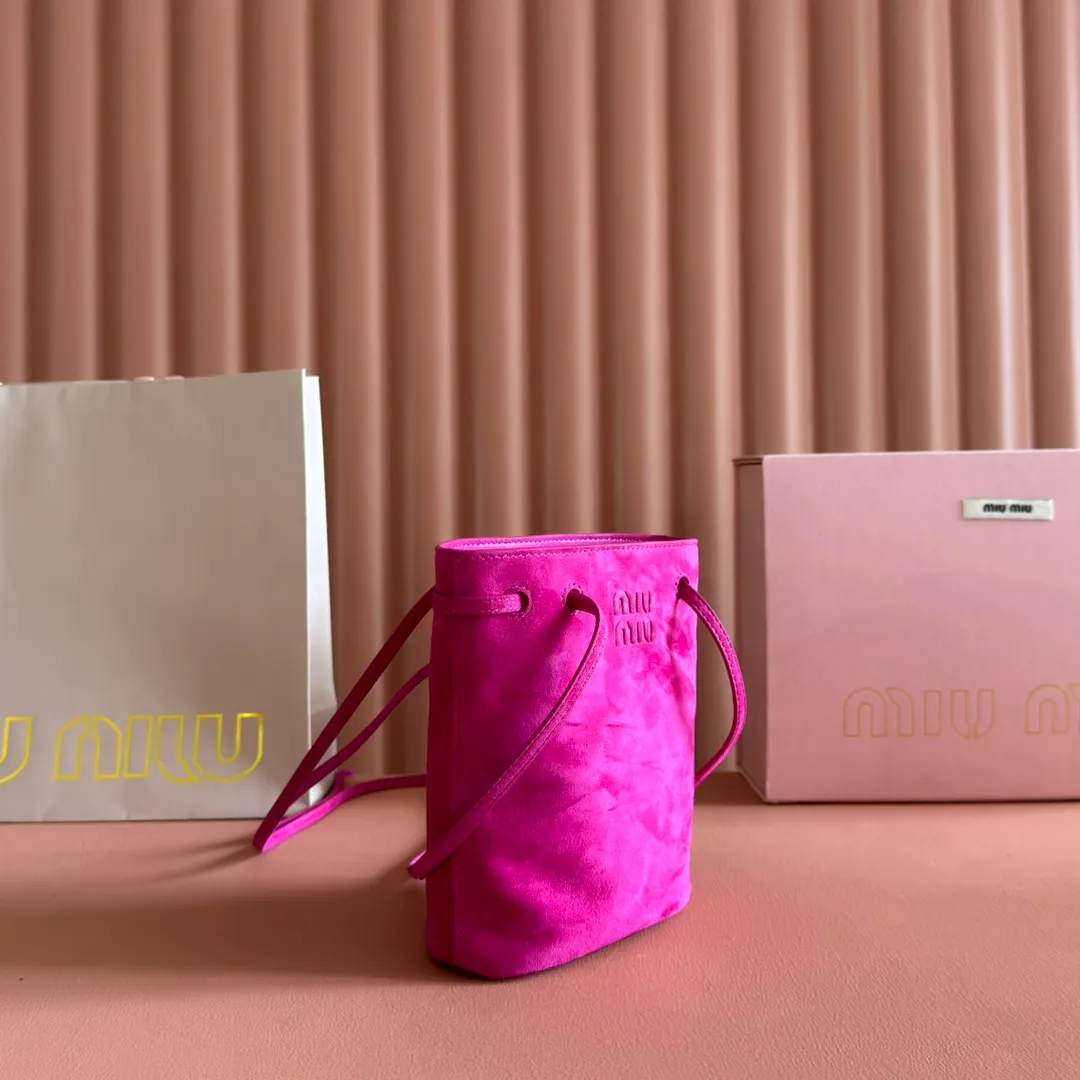 p1060💋💋💋 Equipped with a full set of packaging at the counter [Special grade hardware original leather] Nappa frosted leather mini handbag/shoulder bag This mini handbag is famous for the soft texture of Nappa sheepskin. Adjustable shoulder strap adds practical detail, while embossed letter logo adds classic style ~ Letter logo ~ Adjustable shoulder strap ~ Lined Dimensions: W14×H17×D6cm Number: 5NF460