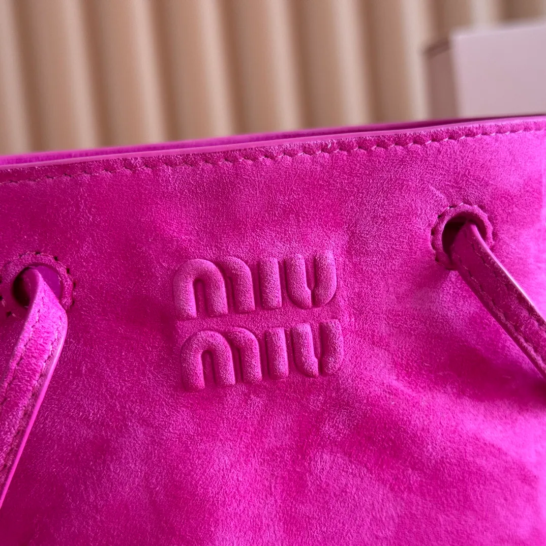 p1060💋💋💋 Equipped with a full set of packaging at the counter [Special grade hardware original leather] Nappa frosted leather mini handbag/shoulder bag This mini handbag is famous for the soft texture of Nappa sheepskin. Adjustable shoulder strap adds practical detail, while embossed letter logo adds classic style ~ Letter logo ~ Adjustable shoulder strap ~ Lined Dimensions: W14×H17×D6cm Number: 5NF460