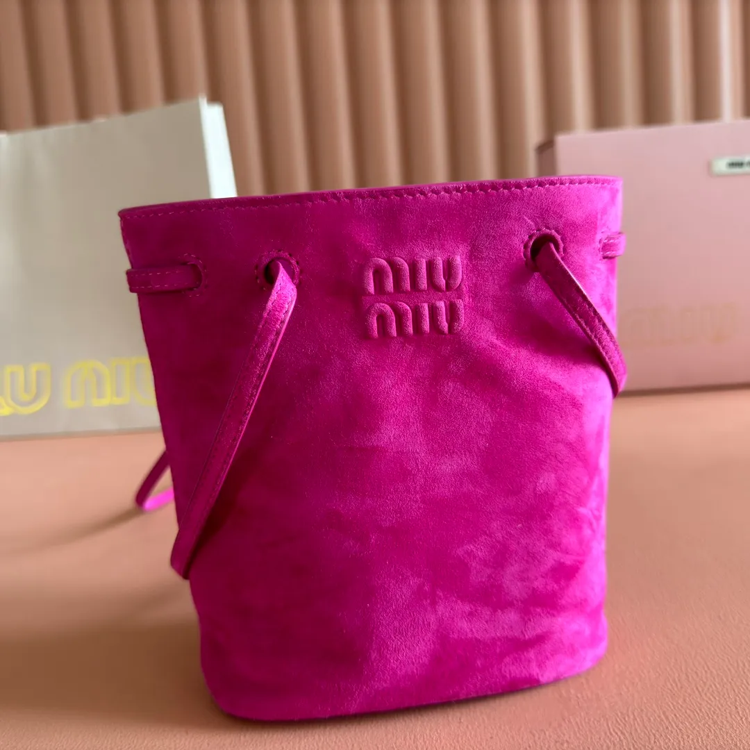 p1060💋💋💋 Equipped with a full set of packaging at the counter [Special grade hardware original leather] Nappa frosted leather mini handbag/shoulder bag This mini handbag is famous for the soft texture of Nappa sheepskin. Adjustable shoulder strap adds practical detail, while embossed letter logo adds classic style ~ Letter logo ~ Adjustable shoulder strap ~ Lined Dimensions: W14×H17×D6cm Number: 5NF460