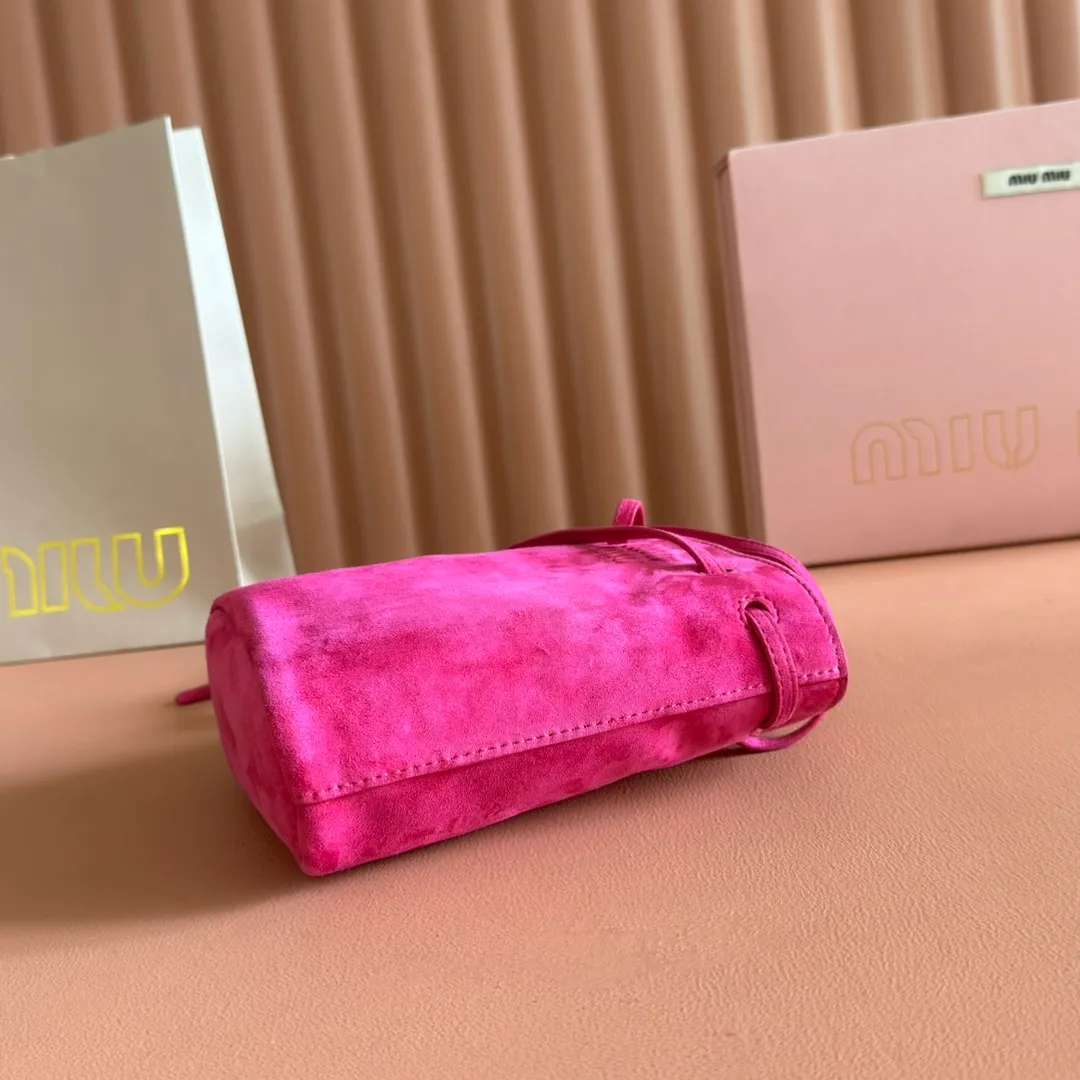 p1060💋💋💋 Equipped with a full set of packaging at the counter [Special grade hardware original leather] Nappa frosted leather mini handbag/shoulder bag This mini handbag is famous for the soft texture of Nappa sheepskin. Adjustable shoulder strap adds practical detail, while embossed letter logo adds classic style ~ Letter logo ~ Adjustable shoulder strap ~ Lined Dimensions: W14×H17×D6cm Number: 5NF460