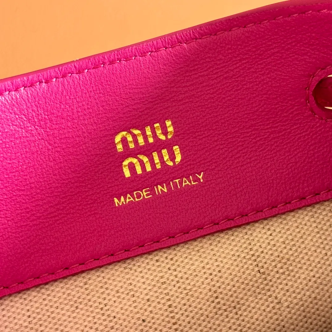 p1060💋💋💋 Equipped with a full set of packaging at the counter [Special grade hardware original leather] Nappa frosted leather mini handbag/shoulder bag This mini handbag is famous for the soft texture of Nappa sheepskin. Adjustable shoulder strap adds practical detail, while embossed letter logo adds classic style ~ Letter logo ~ Adjustable shoulder strap ~ Lined Dimensions: W14×H17×D6cm Number: 5NF460