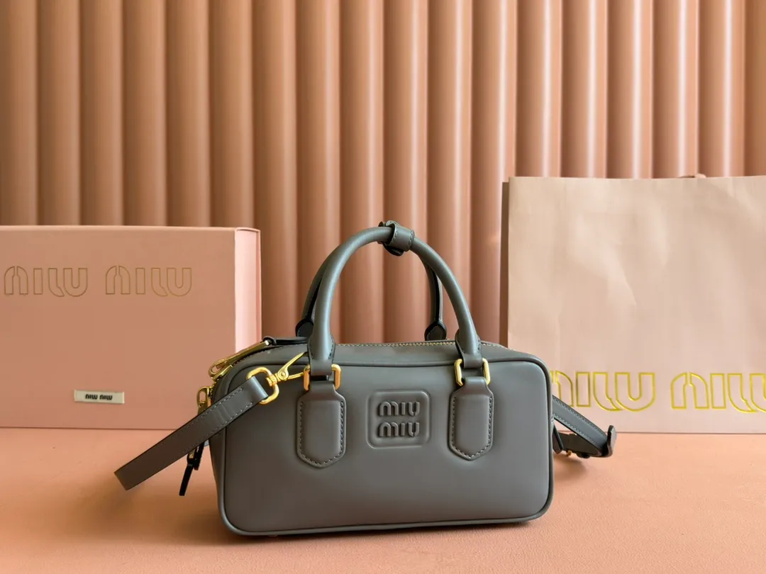 p1640💋💋💋【Full set of packaging at the counter】MIU MIU Miu Miu Caramel Bowling Upper Body Effect! Miu Miu Women's Arcadia Cowhide Handbag Crossbody Bag👝Lightly padded design makes the handbag look fuller, showing a cosmopolitan style. The letter logo, which echoes the finish of the metal hardware, straddles the line between function and decoration, giving this handbag a unique aesthetic and classic feel. Size: 22✖️10.5✖️7.5cm Style number: 5bb142 gray