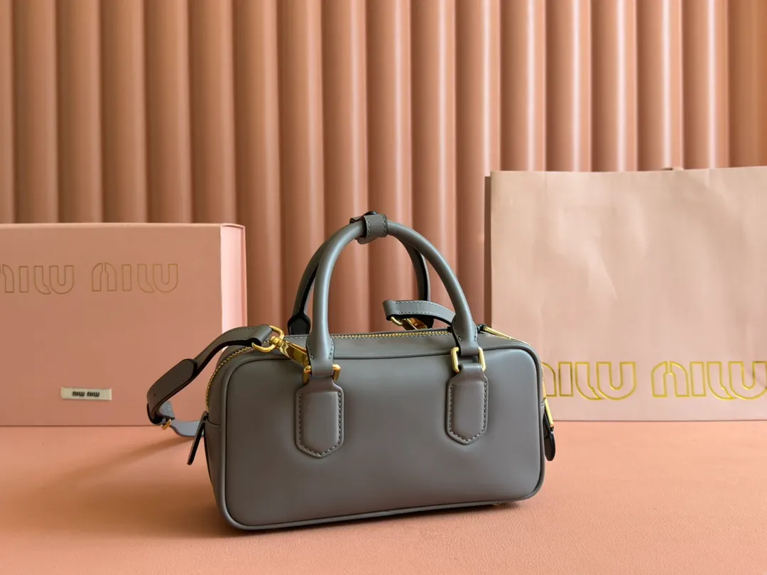 p1640💋💋💋【Full set of packaging at the counter】MIU MIU Miu Miu Caramel Bowling Upper Body Effect! Miu Miu Women's Arcadia Cowhide Handbag Crossbody Bag👝Lightly padded design makes the handbag look fuller, showing a cosmopolitan style. The letter logo, which echoes the finish of the metal hardware, straddles the line between function and decoration, giving this handbag a unique aesthetic and classic feel. Size: 22✖️10.5✖️7.5cm Style number: 5bb142 gray