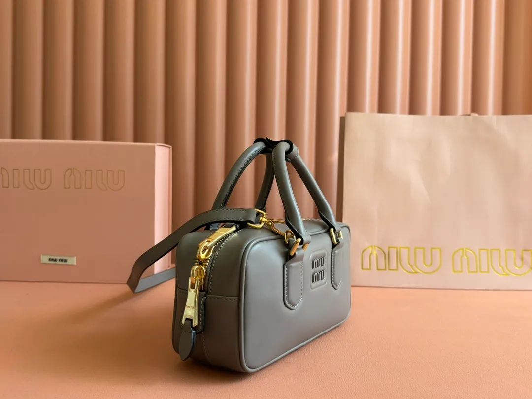 p1640💋💋💋【Full set of packaging at the counter】MIU MIU Miu Miu Caramel Bowling Upper Body Effect! Miu Miu Women's Arcadia Cowhide Handbag Crossbody Bag👝Lightly padded design makes the handbag look fuller, showing a cosmopolitan style. The letter logo, which echoes the finish of the metal hardware, straddles the line between function and decoration, giving this handbag a unique aesthetic and classic feel. Size: 22✖️10.5✖️7.5cm Style number: 5bb142 gray