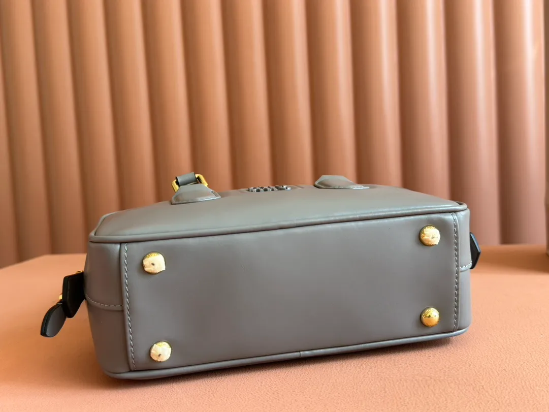p1640💋💋💋【Full set of packaging at the counter】MIU MIU Miu Miu Caramel Bowling Upper Body Effect! Miu Miu Women's Arcadia Cowhide Handbag Crossbody Bag👝Lightly padded design makes the handbag look fuller, showing a cosmopolitan style. The letter logo, which echoes the finish of the metal hardware, straddles the line between function and decoration, giving this handbag a unique aesthetic and classic feel. Size: 22✖️10.5✖️7.5cm Style number: 5bb142 gray