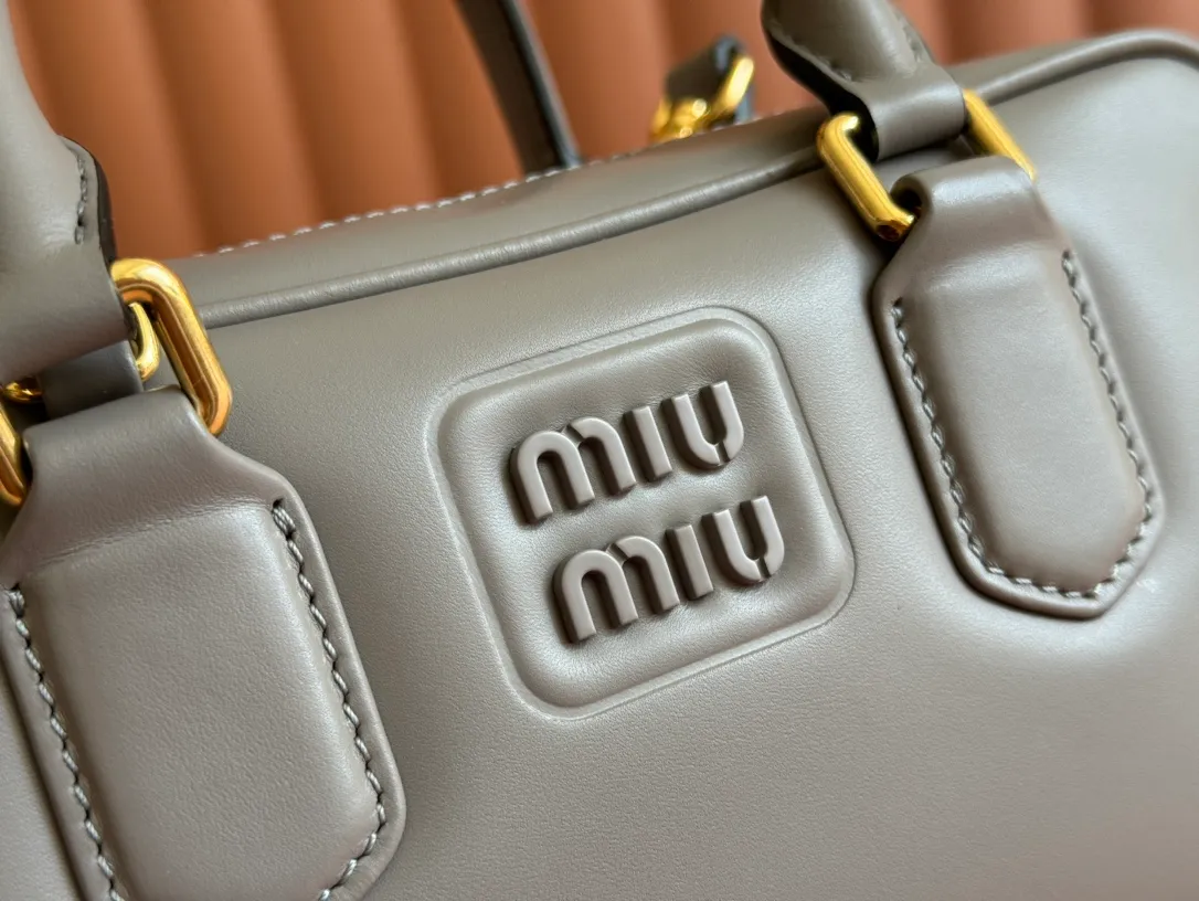p1640💋💋💋【Full set of packaging at the counter】MIU MIU Miu Miu Caramel Bowling Upper Body Effect! Miu Miu Women's Arcadia Cowhide Handbag Crossbody Bag👝Lightly padded design makes the handbag look fuller, showing a cosmopolitan style. The letter logo, which echoes the finish of the metal hardware, straddles the line between function and decoration, giving this handbag a unique aesthetic and classic feel. Size: 22✖️10.5✖️7.5cm Style number: 5bb142 gray