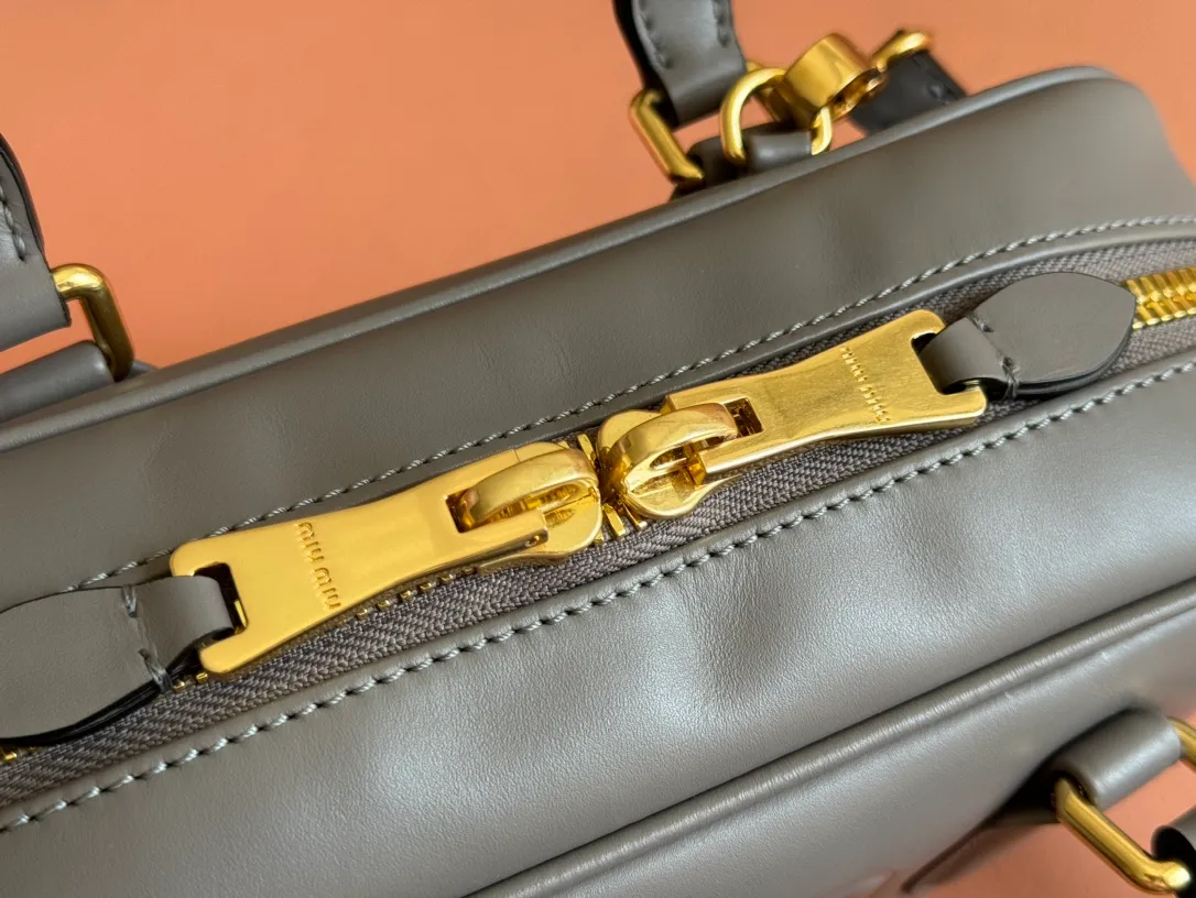 p1640💋💋💋【Full set of packaging at the counter】MIU MIU Miu Miu Caramel Bowling Upper Body Effect! Miu Miu Women's Arcadia Cowhide Handbag Crossbody Bag👝Lightly padded design makes the handbag look fuller, showing a cosmopolitan style. The letter logo, which echoes the finish of the metal hardware, straddles the line between function and decoration, giving this handbag a unique aesthetic and classic feel. Size: 22✖️10.5✖️7.5cm Style number: 5bb142 gray