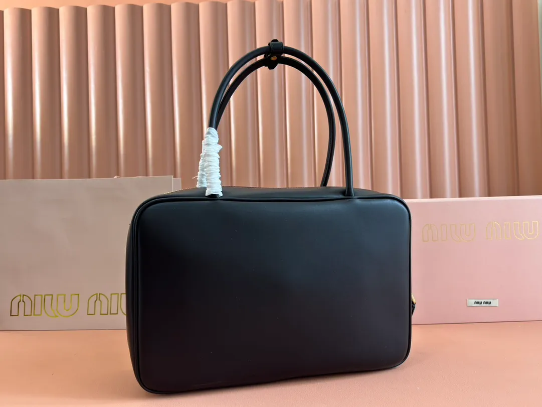 p1900. MIU's new product [original leather with counter packaging] Beau cow leather handbag/shoulder bag ~ Gram color [new version briefcase] 5bb117 This Beau handbag is made of soft and smooth cow leather, with exquisite details such as gold-plated hardware and accessories, and the embossed letter logo highlights the classic style. Size:W34×H23×D10cm