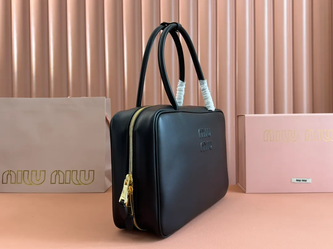 p1900. MIU's new product [original leather with counter packaging] Beau cow leather handbag/shoulder bag ~ Gram color [new version briefcase] 5bb117 This Beau handbag is made of soft and smooth cow leather, with exquisite details such as gold-plated hardware and accessories, and the embossed letter logo highlights the classic style. Size:W34×H23×D10cm