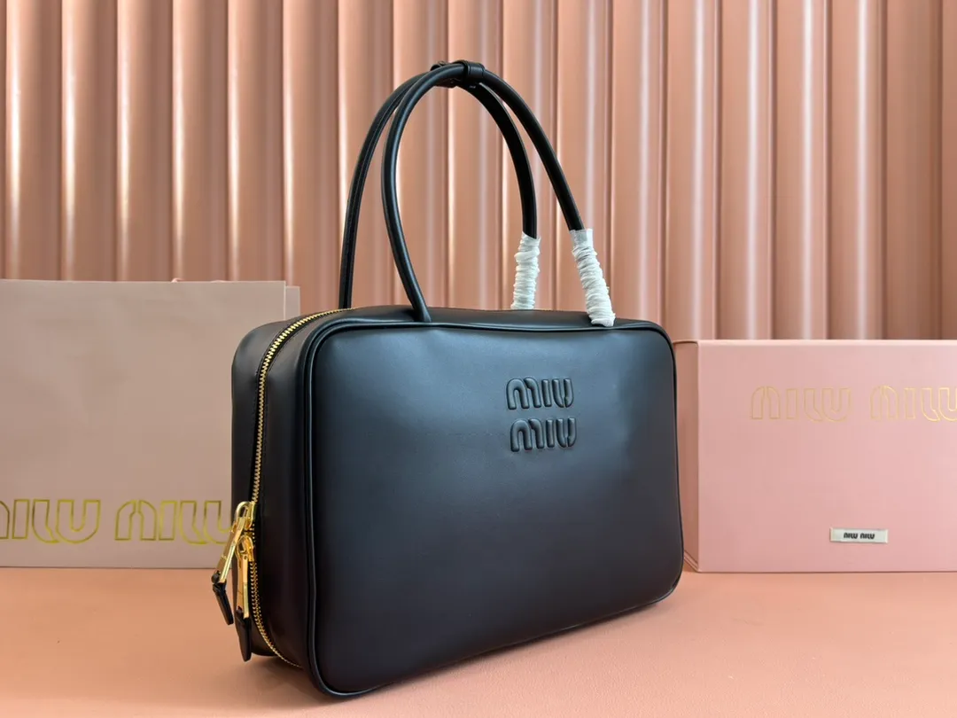 p1900. MIU's new product [original leather with counter packaging] Beau cow leather handbag/shoulder bag ~ Gram color [new version briefcase] 5bb117 This Beau handbag is made of soft and smooth cow leather, with exquisite details such as gold-plated hardware and accessories, and the embossed letter logo highlights the classic style. Size:W34×H23×D10cm
