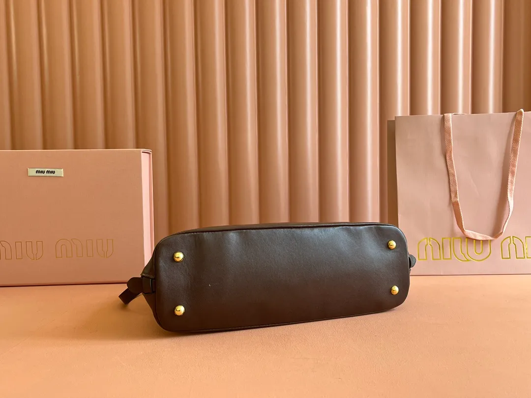 p2080💋💋💋【Original leather configuration counter packaging】Miu's new popular bowling bag, made of top-grade retro vegetable soft sheepskin, retro frosted old metal accessories, this Aventure Nappa leather handbag is inspired by A Miu collection item, its structure has been adjusted to become lighter and rejuvenate with a new personality, creating a classic bag with timeless charm. The multi-element design gives this handbag a unique beauty and classic atmosphere. It has a detachable and adjustable leather shoulder strap. The canvas lining is equipped with zipper pockets and patch pockets. Dimensions: 33 X16.5 X 10 cm. Model 5bb168