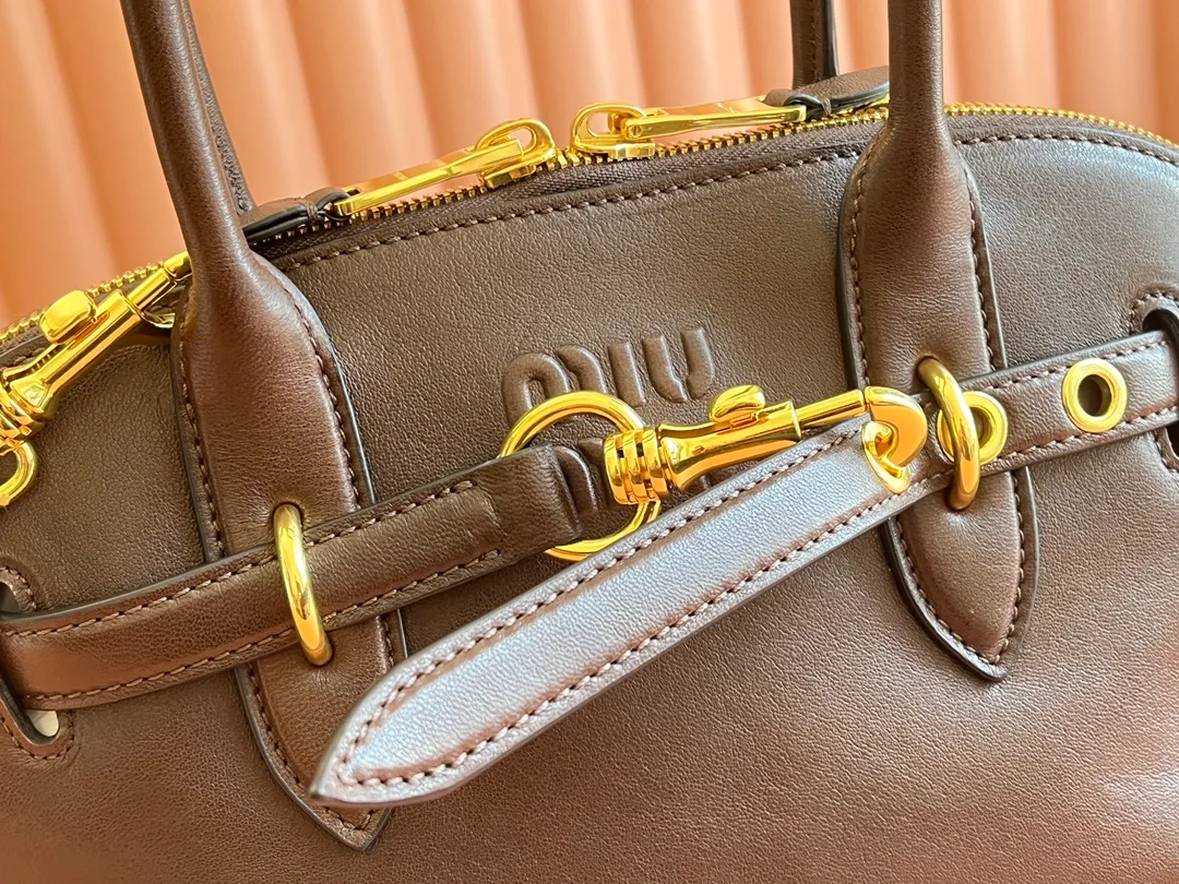 p2080💋💋💋【Original leather configuration counter packaging】Miu's new popular bowling bag, made of top-grade retro vegetable soft sheepskin, retro frosted old metal accessories, this Aventure Nappa leather handbag is inspired by A Miu collection item, its structure has been adjusted to become lighter and rejuvenate with a new personality, creating a classic bag with timeless charm. The multi-element design gives this handbag a unique beauty and classic atmosphere. It has a detachable and adjustable leather shoulder strap. The canvas lining is equipped with zipper pockets and patch pockets. Dimensions: 33 X16.5 X 10 cm. Model 5bb168