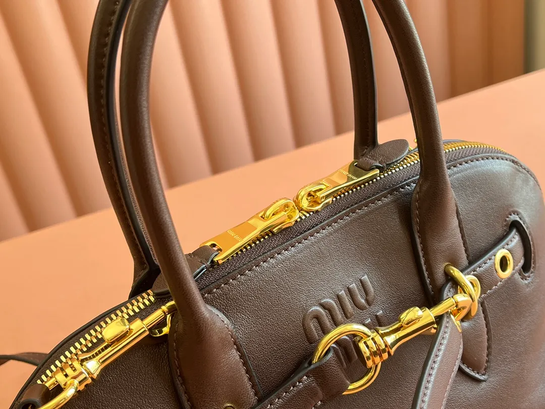 p2080💋💋💋【Original leather configuration counter packaging】Miu's new popular bowling bag, made of top-grade retro vegetable soft sheepskin, retro frosted old metal accessories, this Aventure Nappa leather handbag is inspired by A Miu collection item, its structure has been adjusted to become lighter and rejuvenate with a new personality, creating a classic bag with timeless charm. The multi-element design gives this handbag a unique beauty and classic atmosphere. It has a detachable and adjustable leather shoulder strap. The canvas lining is equipped with zipper pockets and patch pockets. Dimensions: 33 X16.5 X 10 cm. Model 5bb168