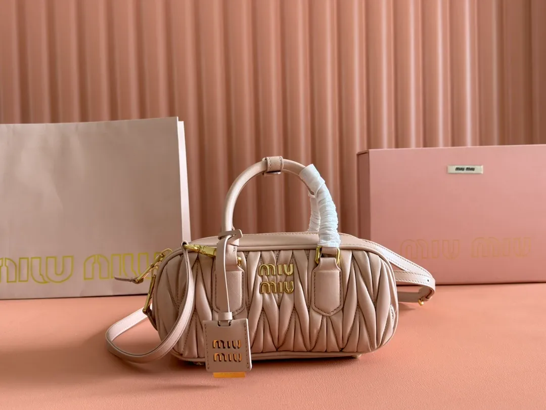 p1700💋💋💋【Configuring full counter package】MIU MIU Miu Miu pleated lambskin Miu Miu women's Arcadia cowhide handbag crossbody bag👝The lightweight padding design makes the handbag look fuller and shows a cosmopolitan style. The letter logo, which echoes the finish of the metal hardware, straddles the line between function and decoration, giving this handbag a unique aesthetic and classic feel. Size: 22✖️10.5✖️7.5cm Style number: 5bb142
