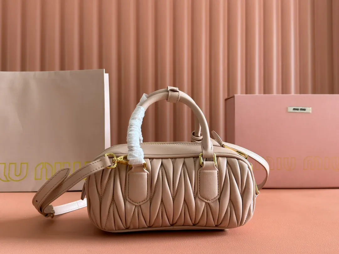 p1700💋💋💋【Configuring full counter package】MIU MIU Miu Miu pleated lambskin Miu Miu women's Arcadia cowhide handbag crossbody bag👝The lightweight padding design makes the handbag look fuller and shows a cosmopolitan style. The letter logo, which echoes the finish of the metal hardware, straddles the line between function and decoration, giving this handbag a unique aesthetic and classic feel. Size: 22✖️10.5✖️7.5cm Style number: 5bb142