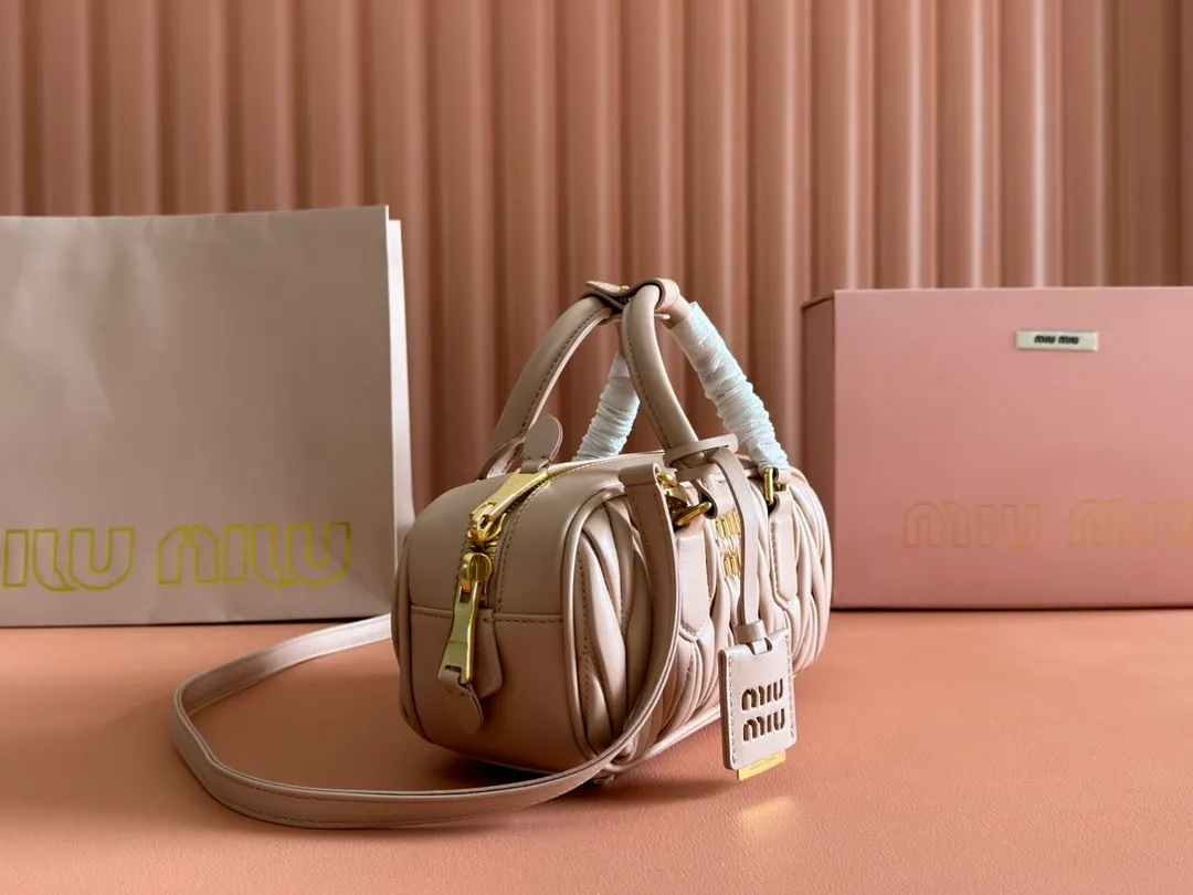 p1700💋💋💋【Configuring full counter package】MIU MIU Miu Miu pleated lambskin Miu Miu women's Arcadia cowhide handbag crossbody bag👝The lightweight padding design makes the handbag look fuller and shows a cosmopolitan style. The letter logo, which echoes the finish of the metal hardware, straddles the line between function and decoration, giving this handbag a unique aesthetic and classic feel. Size: 22✖️10.5✖️7.5cm Style number: 5bb142