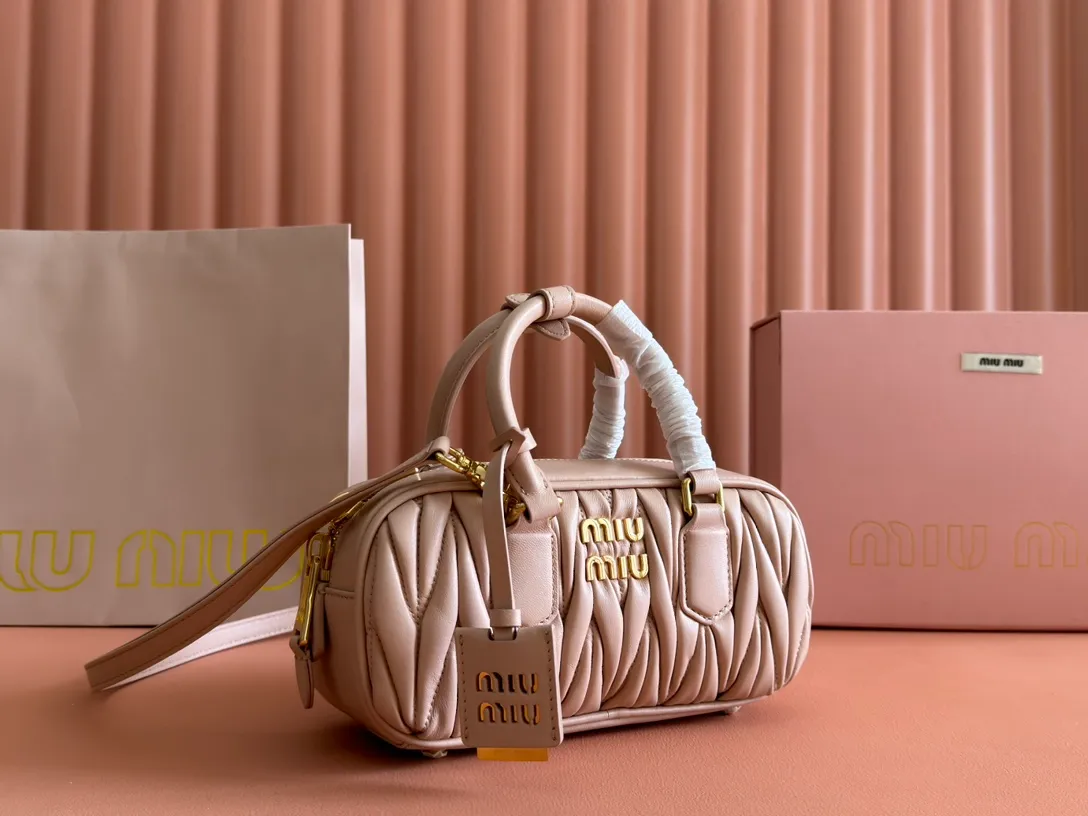 p1700💋💋💋【Configuring full counter package】MIU MIU Miu Miu pleated lambskin Miu Miu women's Arcadia cowhide handbag crossbody bag👝The lightweight padding design makes the handbag look fuller and shows a cosmopolitan style. The letter logo, which echoes the finish of the metal hardware, straddles the line between function and decoration, giving this handbag a unique aesthetic and classic feel. Size: 22✖️10.5✖️7.5cm Style number: 5bb142