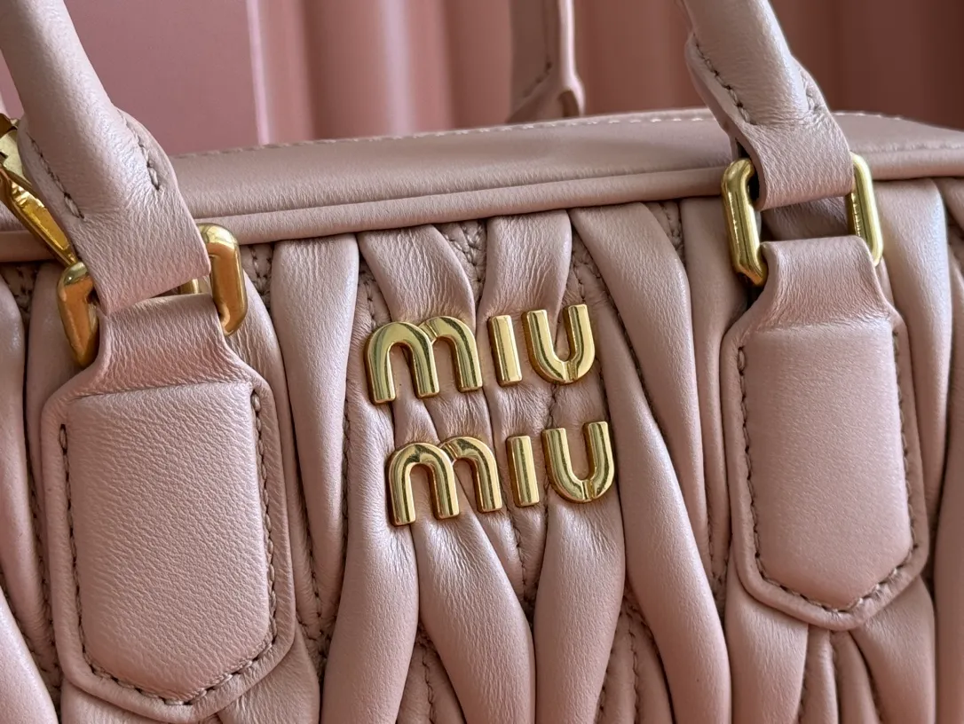 p1700💋💋💋【Configuring full counter package】MIU MIU Miu Miu pleated lambskin Miu Miu women's Arcadia cowhide handbag crossbody bag👝The lightweight padding design makes the handbag look fuller and shows a cosmopolitan style. The letter logo, which echoes the finish of the metal hardware, straddles the line between function and decoration, giving this handbag a unique aesthetic and classic feel. Size: 22✖️10.5✖️7.5cm Style number: 5bb142