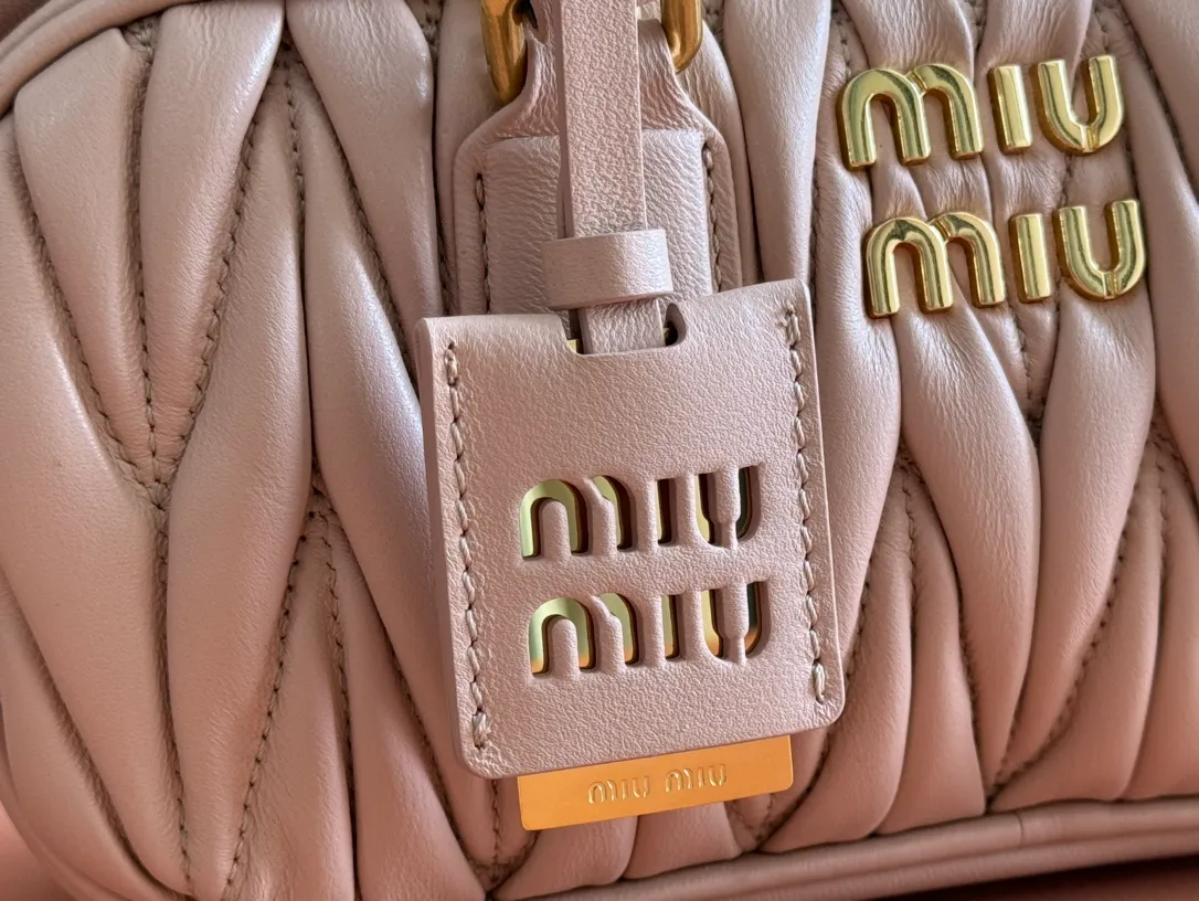 p1700💋💋💋【Configuring full counter package】MIU MIU Miu Miu pleated lambskin Miu Miu women's Arcadia cowhide handbag crossbody bag👝The lightweight padding design makes the handbag look fuller and shows a cosmopolitan style. The letter logo, which echoes the finish of the metal hardware, straddles the line between function and decoration, giving this handbag a unique aesthetic and classic feel. Size: 22✖️10.5✖️7.5cm Style number: 5bb142