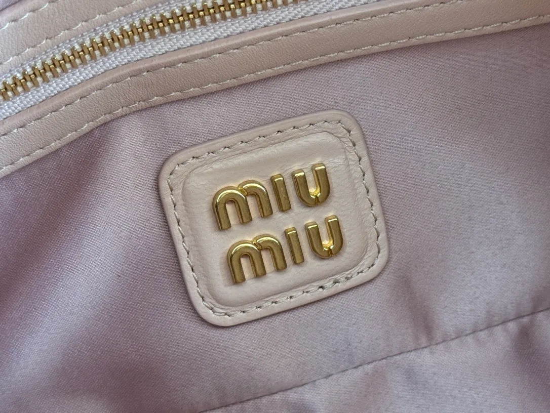 p1700💋💋💋【Configuring full counter package】MIU MIU Miu Miu pleated lambskin Miu Miu women's Arcadia cowhide handbag crossbody bag👝The lightweight padding design makes the handbag look fuller and shows a cosmopolitan style. The letter logo, which echoes the finish of the metal hardware, straddles the line between function and decoration, giving this handbag a unique aesthetic and classic feel. Size: 22✖️10.5✖️7.5cm Style number: 5bb142