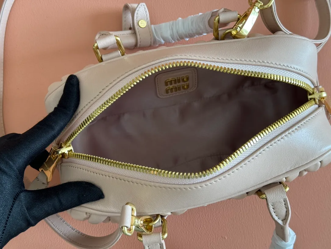 p1700💋💋💋【Configuring full counter package】MIU MIU Miu Miu pleated lambskin Miu Miu women's Arcadia cowhide handbag crossbody bag👝The lightweight padding design makes the handbag look fuller and shows a cosmopolitan style. The letter logo, which echoes the finish of the metal hardware, straddles the line between function and decoration, giving this handbag a unique aesthetic and classic feel. Size: 22✖️10.5✖️7.5cm Style number: 5bb142