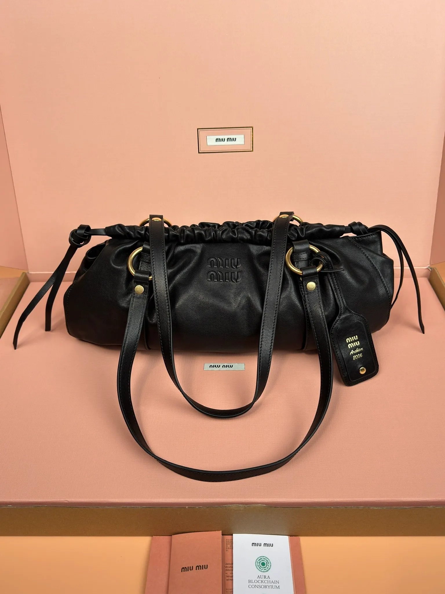 [Special grade hardware original leather] p1900 joke nappa sheepskin handbag/shoulder bag ~ black The new joie is made of nappa sheepskin and decorated with exquisite pendants and letter logos to increase brand recognition. Size: w44×h16×d10.5cm No.: 5bg289