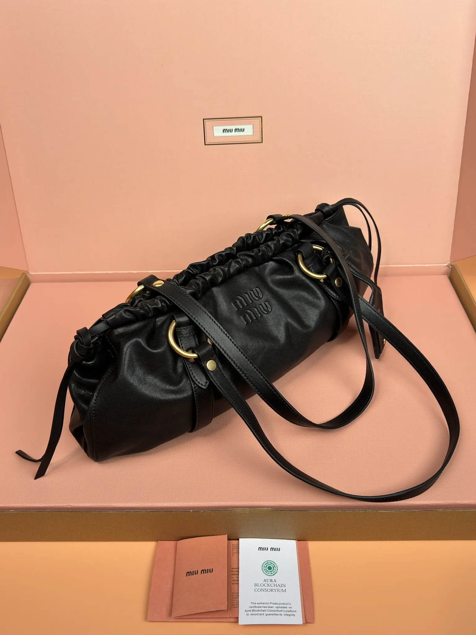 [Special grade hardware original leather] p1900 joke nappa sheepskin handbag/shoulder bag ~ black The new joie is made of nappa sheepskin and decorated with exquisite pendants and letter logos to increase brand recognition. Size: w44×h16×d10.5cm No.: 5bg289