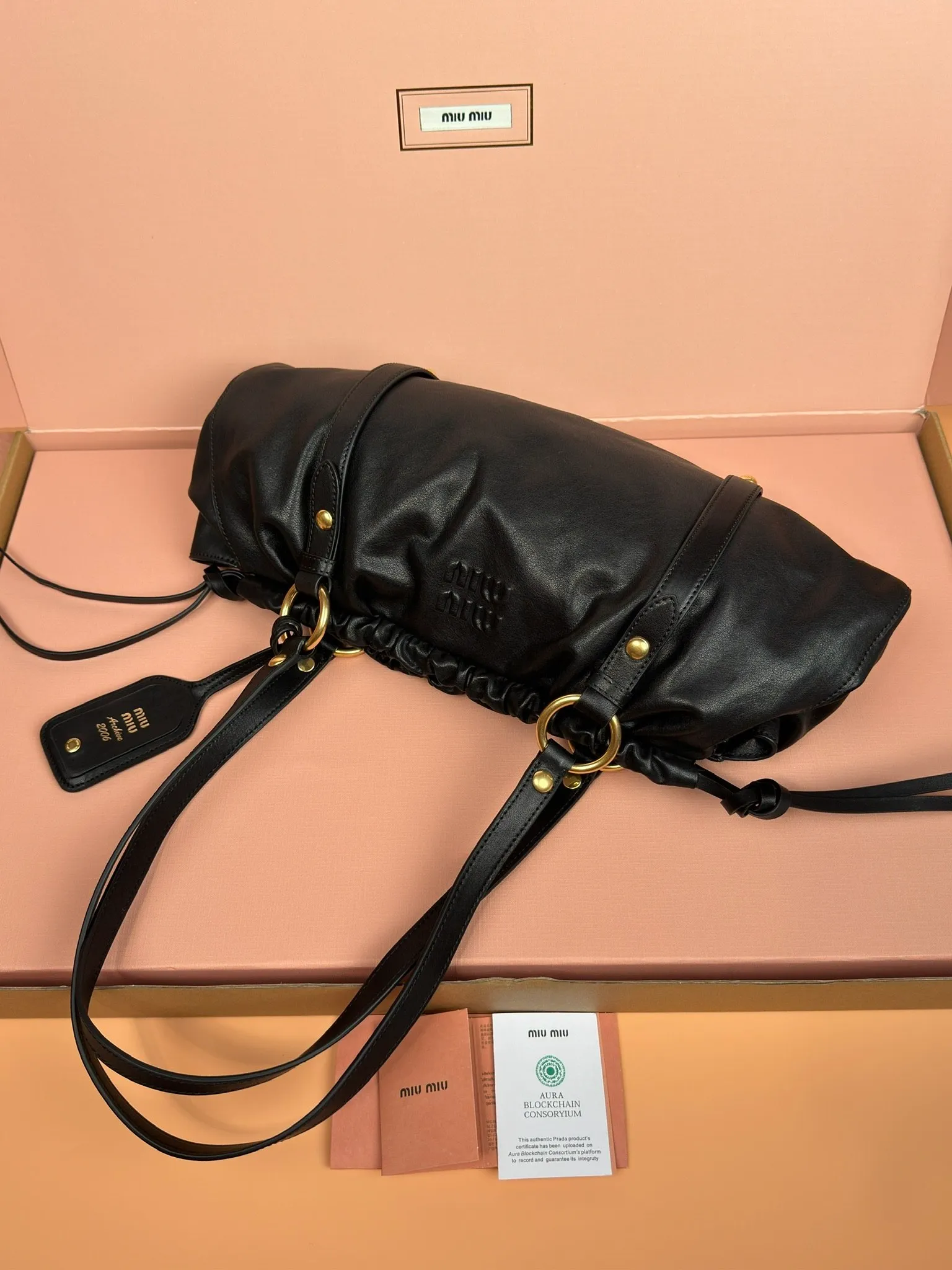 [Special grade hardware original leather] p1900 joke nappa sheepskin handbag/shoulder bag ~ black The new joie is made of nappa sheepskin and decorated with exquisite pendants and letter logos to increase brand recognition. Size: w44×h16×d10.5cm No.: 5bg289