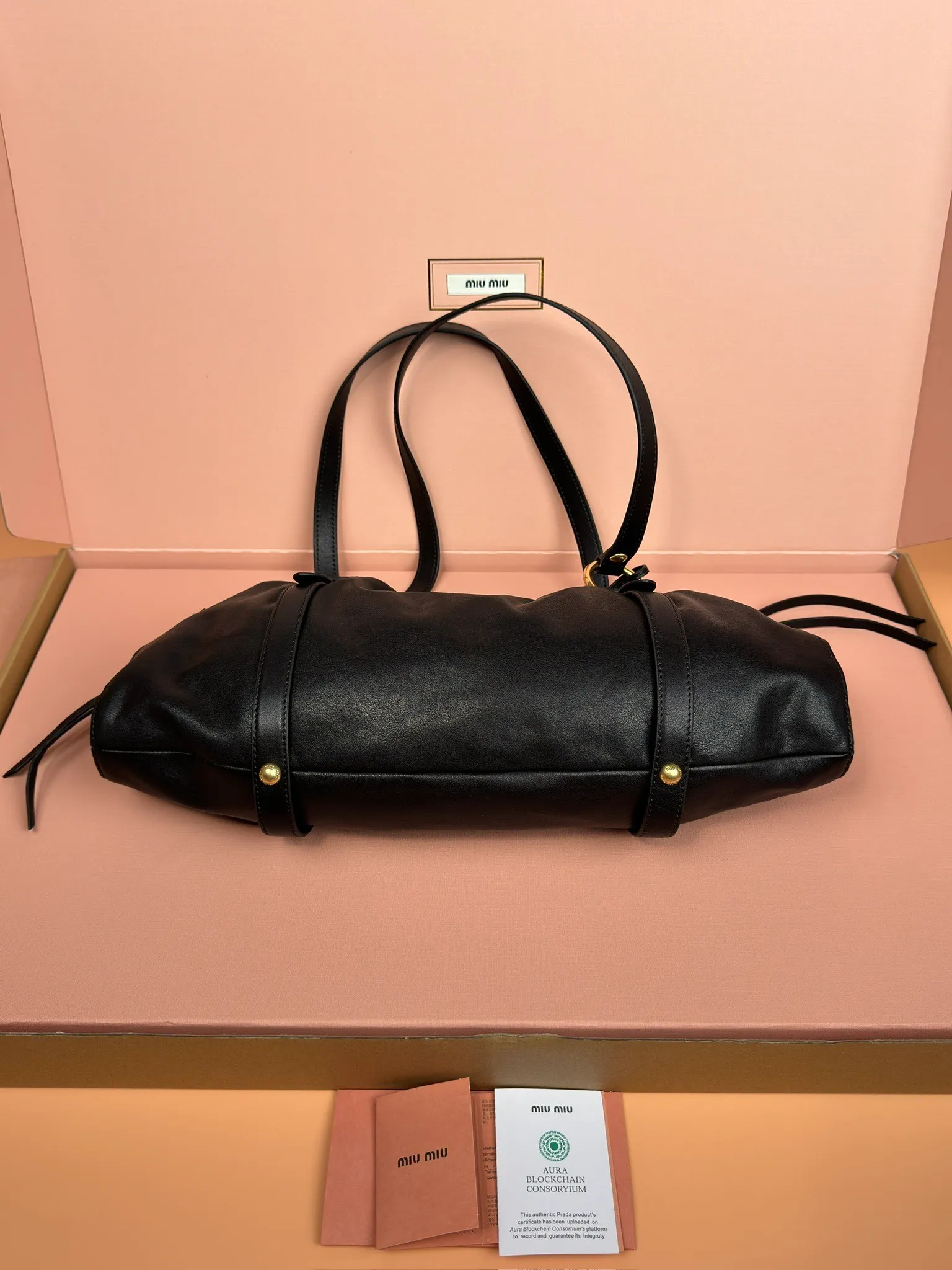 [Special grade hardware original leather] p1900 joke nappa sheepskin handbag/shoulder bag ~ black The new joie is made of nappa sheepskin and decorated with exquisite pendants and letter logos to increase brand recognition. Size: w44×h16×d10.5cm No.: 5bg289