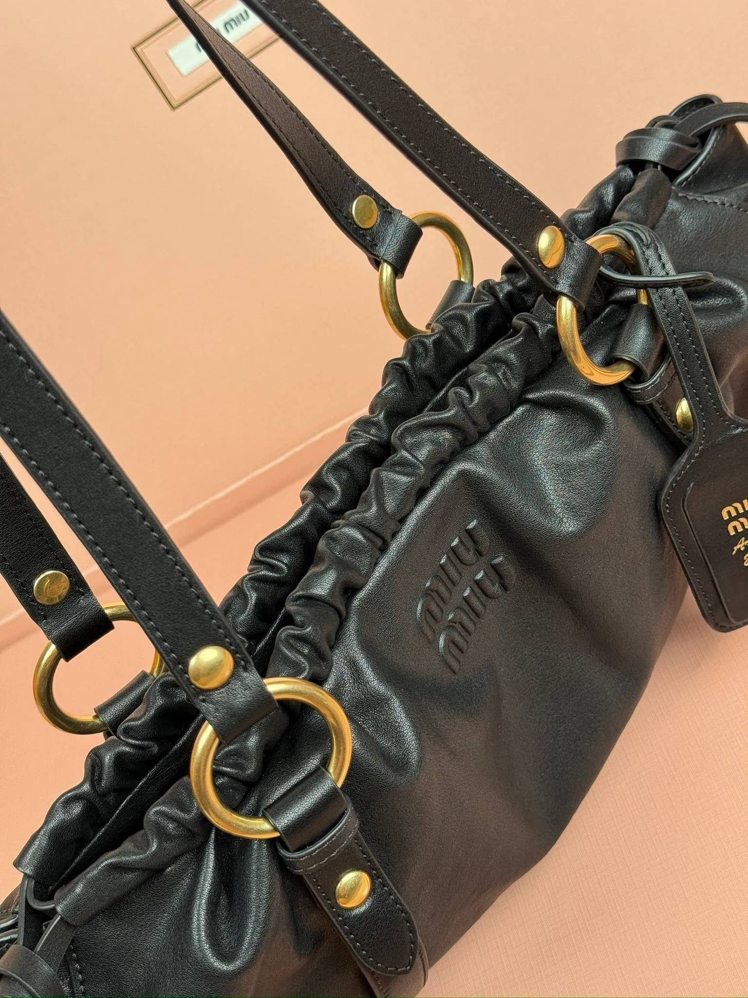 [Special grade hardware original leather] p1900 joke nappa sheepskin handbag/shoulder bag ~ black The new joie is made of nappa sheepskin and decorated with exquisite pendants and letter logos to increase brand recognition. Size: w44×h16×d10.5cm No.: 5bg289