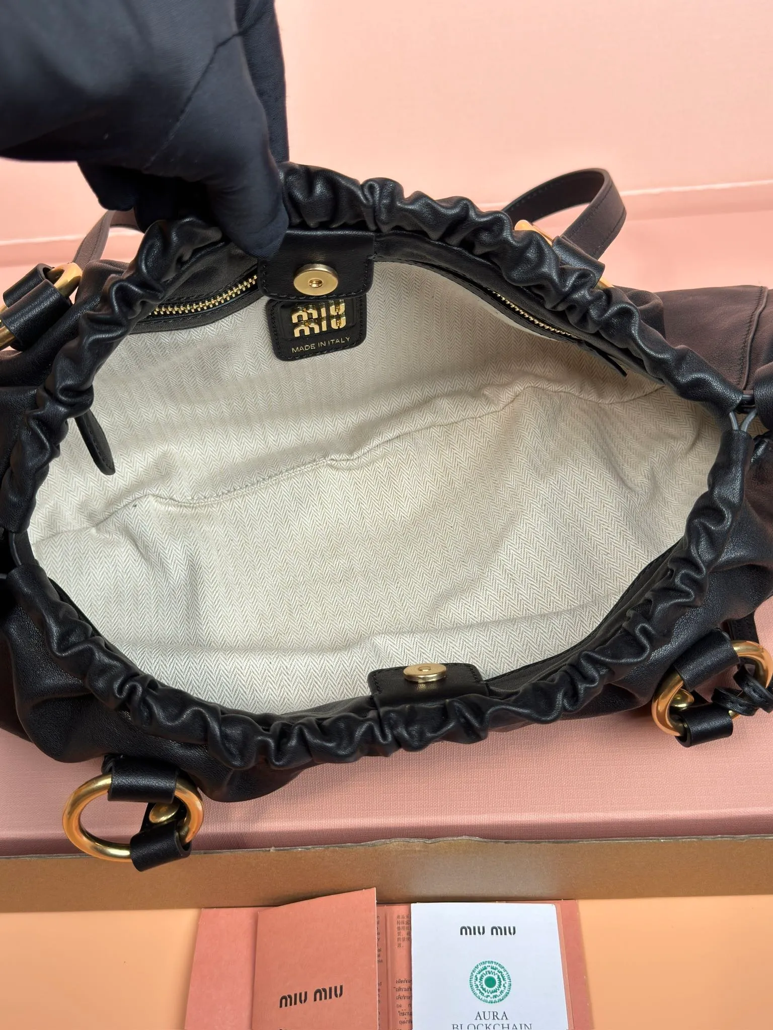 [Special grade hardware original leather] p1900 joke nappa sheepskin handbag/shoulder bag ~ black The new joie is made of nappa sheepskin and decorated with exquisite pendants and letter logos to increase brand recognition. Size: w44×h16×d10.5cm No.: 5bg289