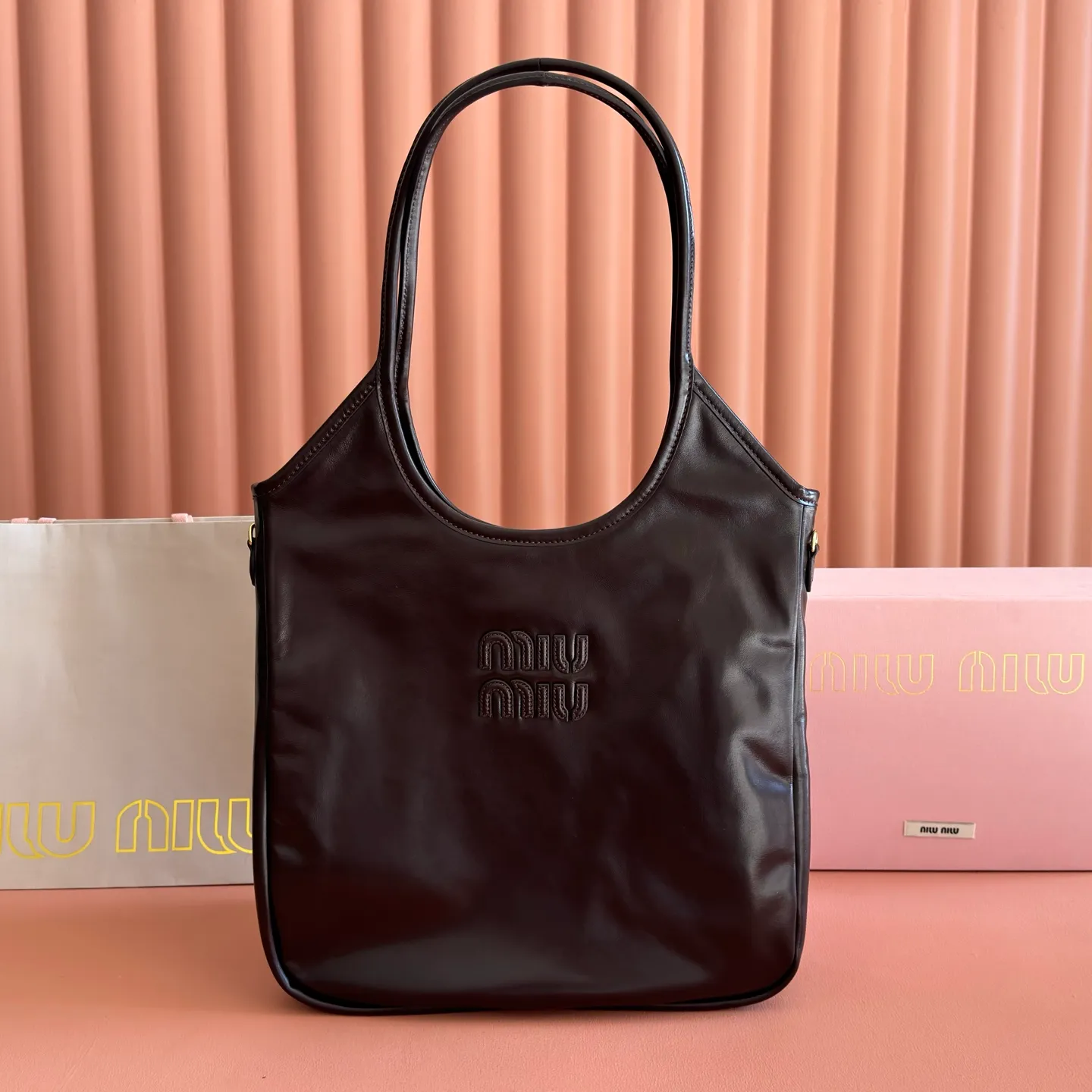 p1700💋💋💋【Original configuration counter full set】5BG311 new oil wax leather reinterprets the classic tote bag IVY, showing a practical and multi-functional elegant style. The soft cow leather luster is combined with exquisite finishes and the iconic same-color lettering logo, and The thickened sides of the old half-day style, the new oil-waxed patent leather, the leather texture is unique, the bag body is soft but not slumped, the temperament is casual and lazy, the capacity is super large, you can carry it on the street every day for a 100% return rate, the leather logo is hand-stitched, the interior is brand new linen, with zipper pocket, size 35 X 40cm