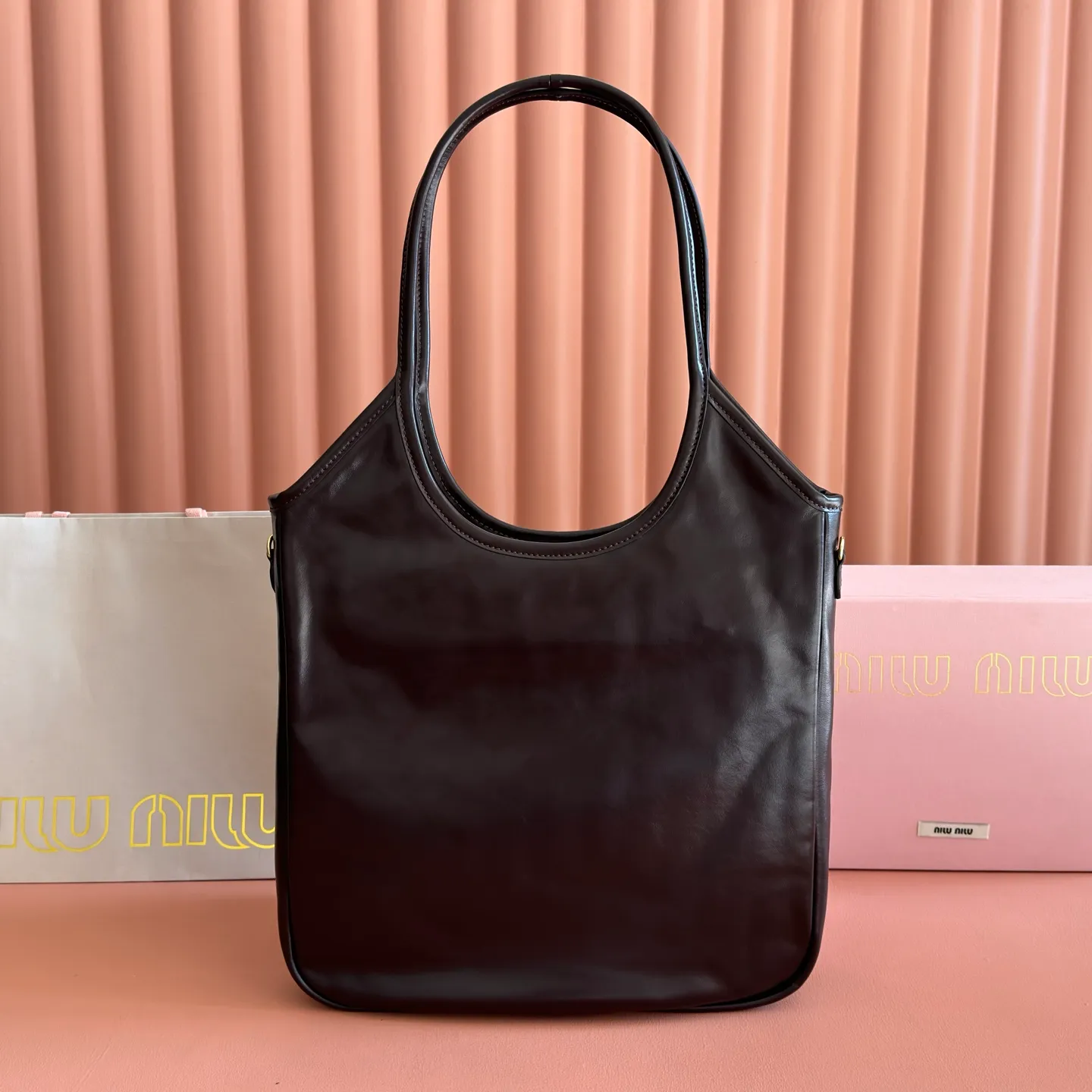 p1700💋💋💋【Original configuration counter full set】5BG311 new oil wax leather reinterprets the classic tote bag IVY, showing a practical and multi-functional elegant style. The soft cow leather luster is combined with exquisite finishes and the iconic same-color lettering logo, and The thickened sides of the old half-day style, the new oil-waxed patent leather, the leather texture is unique, the bag body is soft but not slumped, the temperament is casual and lazy, the capacity is super large, you can carry it on the street every day for a 100% return rate, the leather logo is hand-stitched, the interior is brand new linen, with zipper pocket, size 35 X 40cm