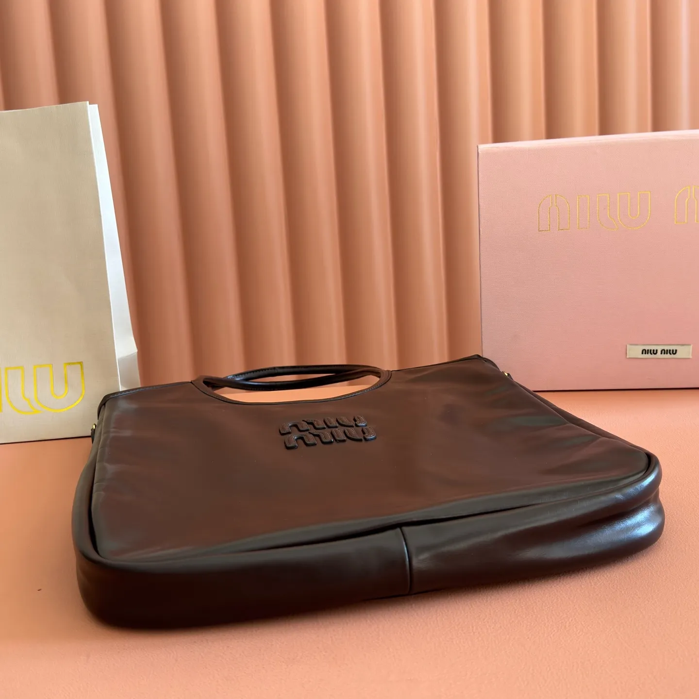 p1700💋💋💋【Original configuration counter full set】5BG311 new oil wax leather reinterprets the classic tote bag IVY, showing a practical and multi-functional elegant style. The soft cow leather luster is combined with exquisite finishes and the iconic same-color lettering logo, and The thickened sides of the old half-day style, the new oil-waxed patent leather, the leather texture is unique, the bag body is soft but not slumped, the temperament is casual and lazy, the capacity is super large, you can carry it on the street every day for a 100% return rate, the leather logo is hand-stitched, the interior is brand new linen, with zipper pocket, size 35 X 40cm