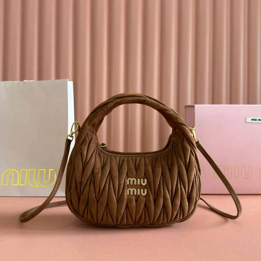p1560💋💋💋[Full set of packaging at the counter] 5BC125: MiuMiu's new MiuWander suede leather handbag, this year's super popular deerskin material, a must-have item for autumn and winter, retro frosted hardware, using round curves to retain the playful feel it should have, the overall shape of the bag is stiff and stylish, full of personality, can be sweet or salty, the capacity can be light, size: 23X13X7